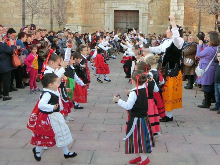 Esta tarde a las 20:30 horas pasacalles y ofrenda floral en honor al Santo Niño del Remedio, acompañados de la Tuna de El Provencio