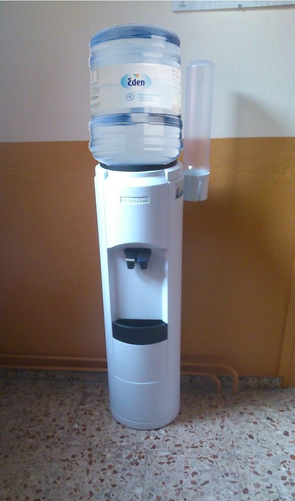 Instalación de dos fuentes dispensadoras de agua mineral en nuestro CEIP Infanta Cristina