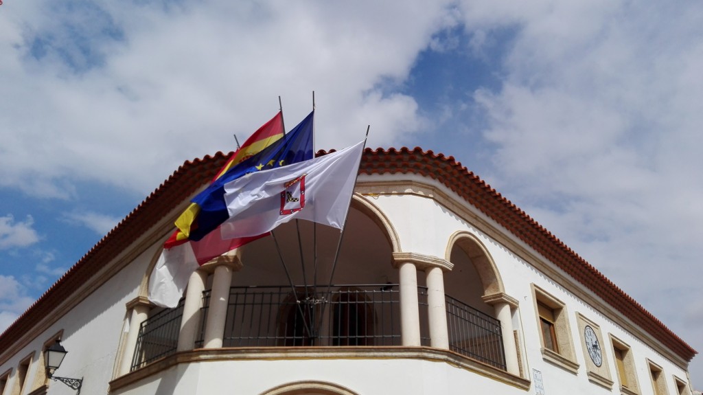 El escudo de El Provencio ya ondea en forma de bandera en el balcón de nuestro Excmo. Ayuntamiento