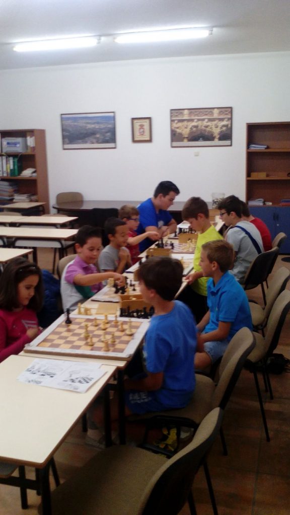 El pasado sábado día 1 de octubre dieron comienzo las clases del Club de Ajedrez