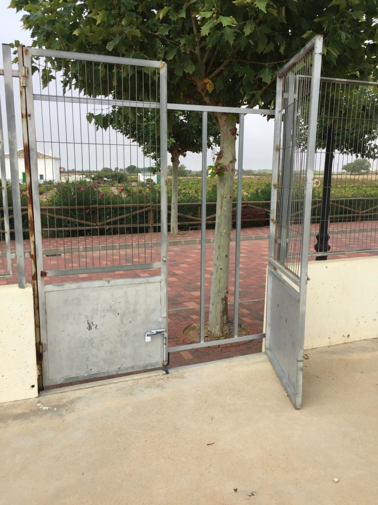 El IESO Tomás de la Fuente Jurado informa de la habilitación de una puerta de acceso durante los periodos no lectivos