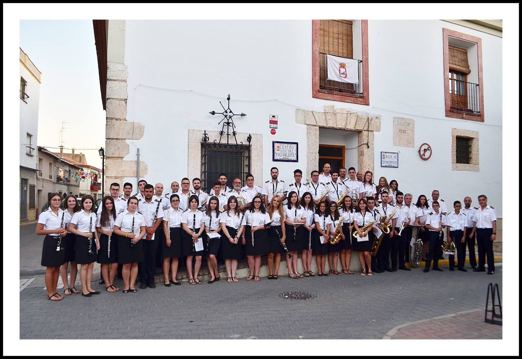 Esta tarde a las 20:00 horas la Asociación Musical Ntra. Sra. del Rosario nos hará disfrutar con su tradicional CONCIERTO DE NAVIDAD