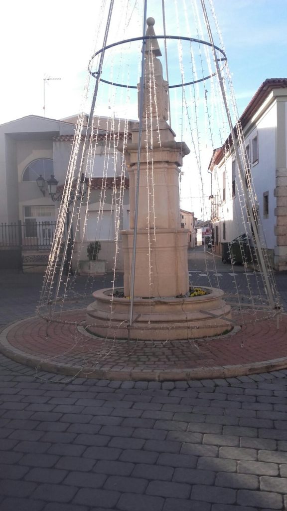 Un acto vandálico realizado al árbol de Navidad instalado en nuestra Plaza de los Alcaldes
