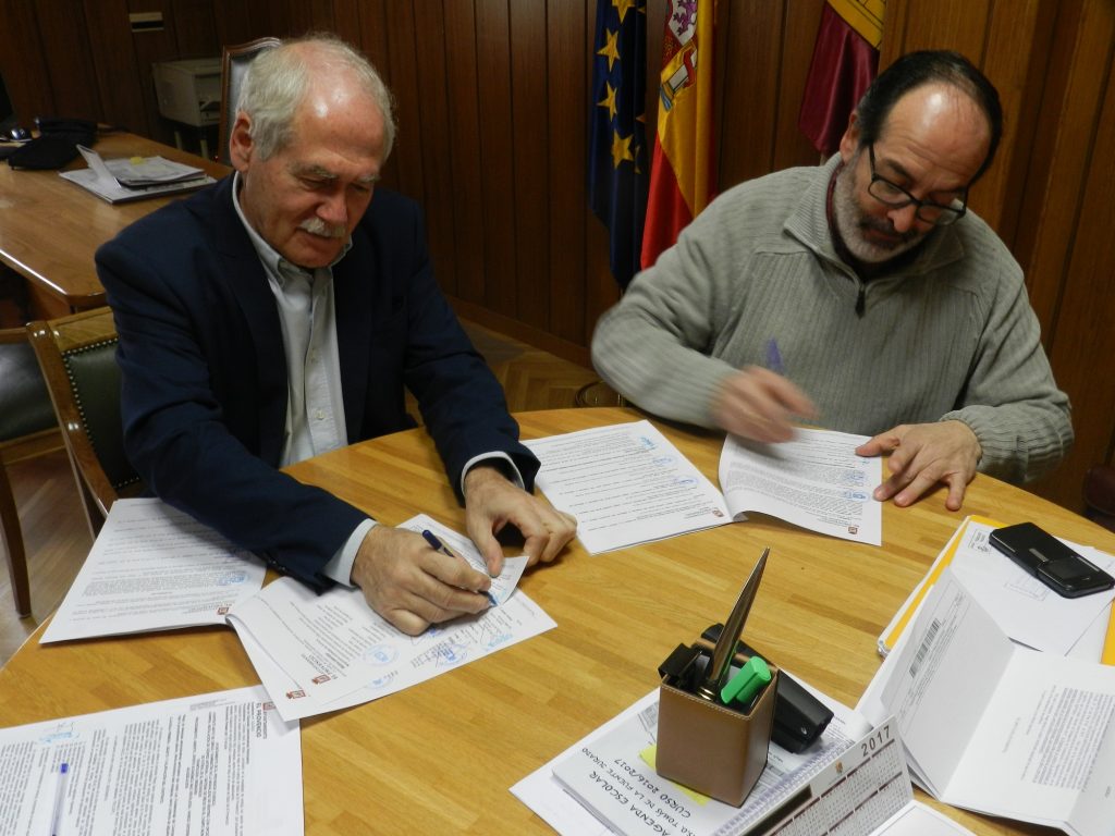Hoy viernes día 27 de enero se ha procedido a la firma del contrato de instalación de césped artificial en nuestro campo de fútbol municipal