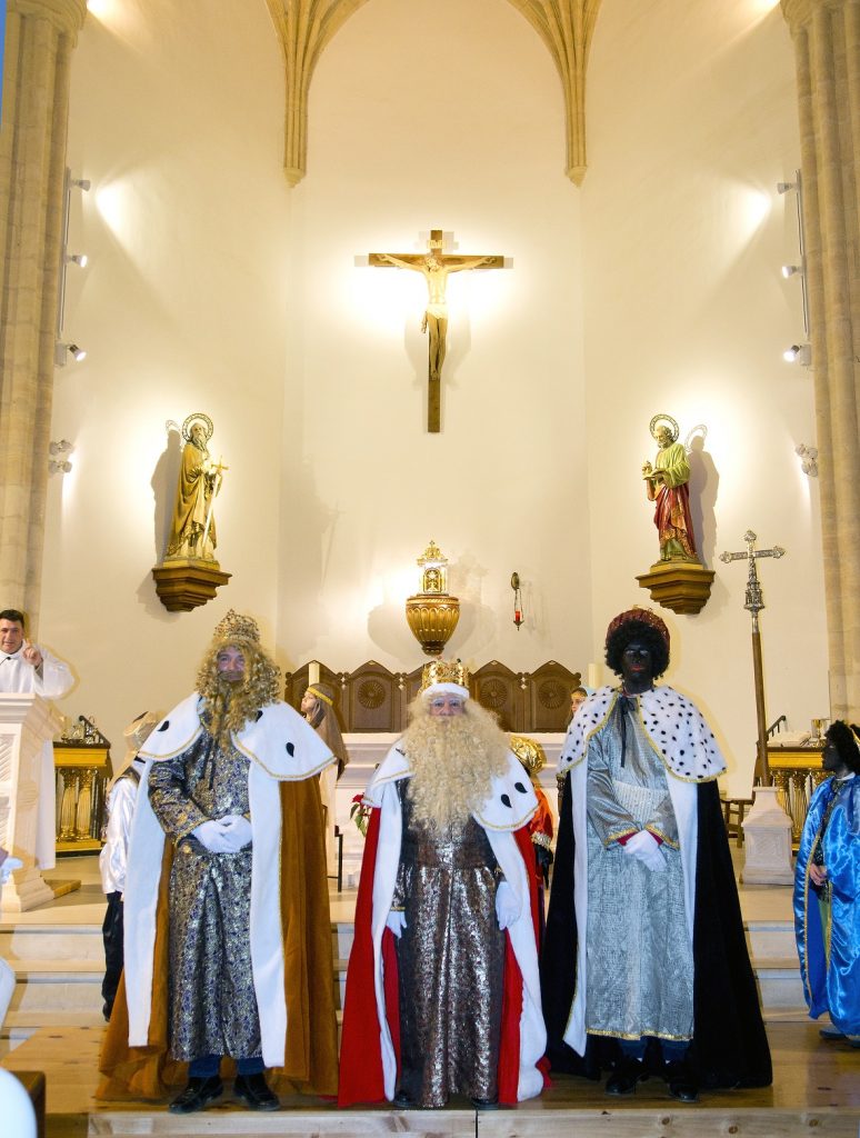 Vídeo resumen de la GRAN CABALGATA DE REYES Y OFRECIMIENTO DE REGALOS AL NIÑO JESÚS (05/01/2017)