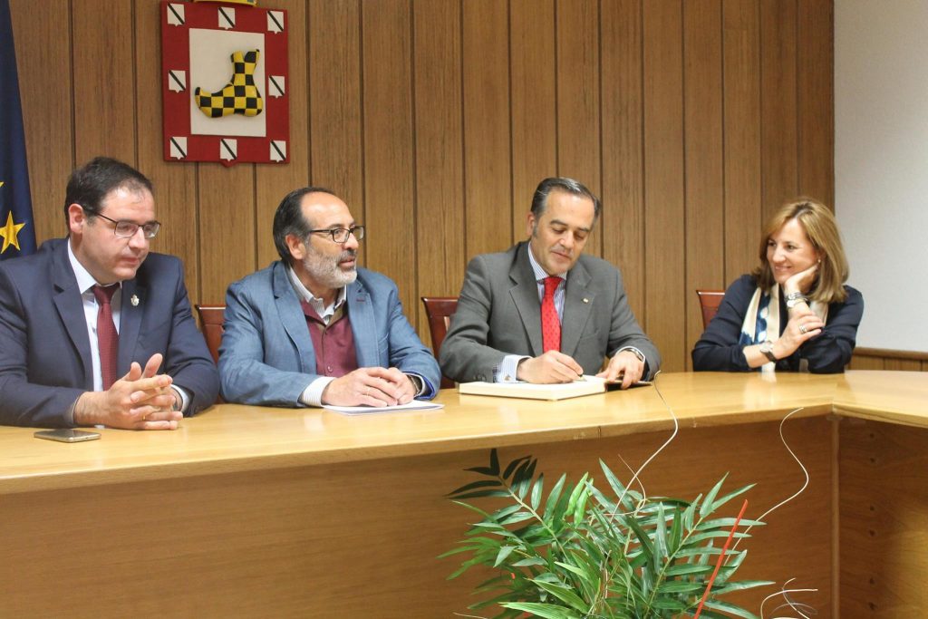 Visita institucional del delegado del Gobierno en Castilla-La Mancha, José Julián Gregorio, a El Provencio