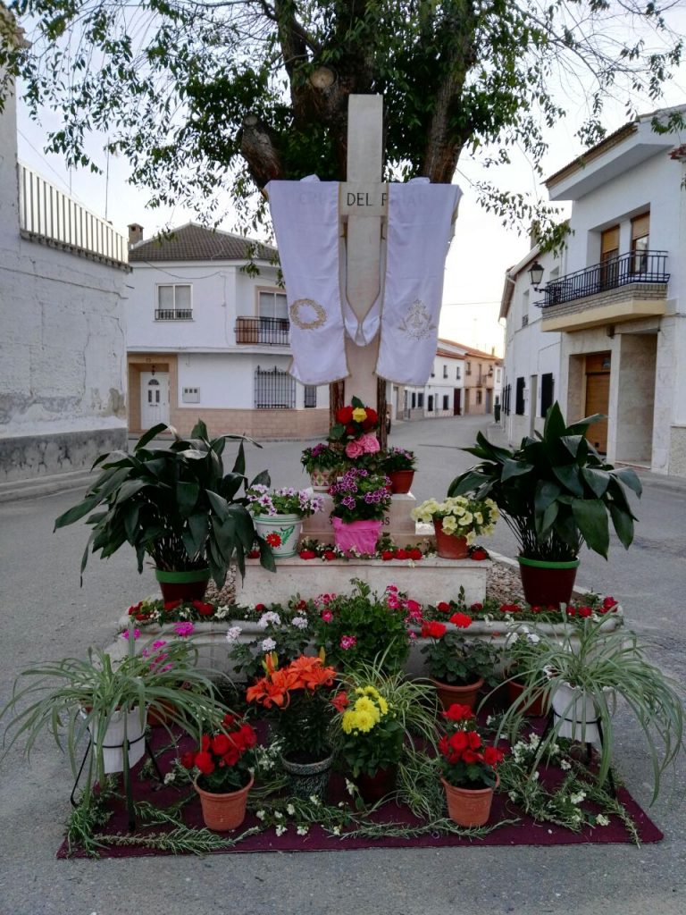 Esta noche, a las 22:30 horas, la Cruz del Pinar espera engalanada el canto de los mayos
