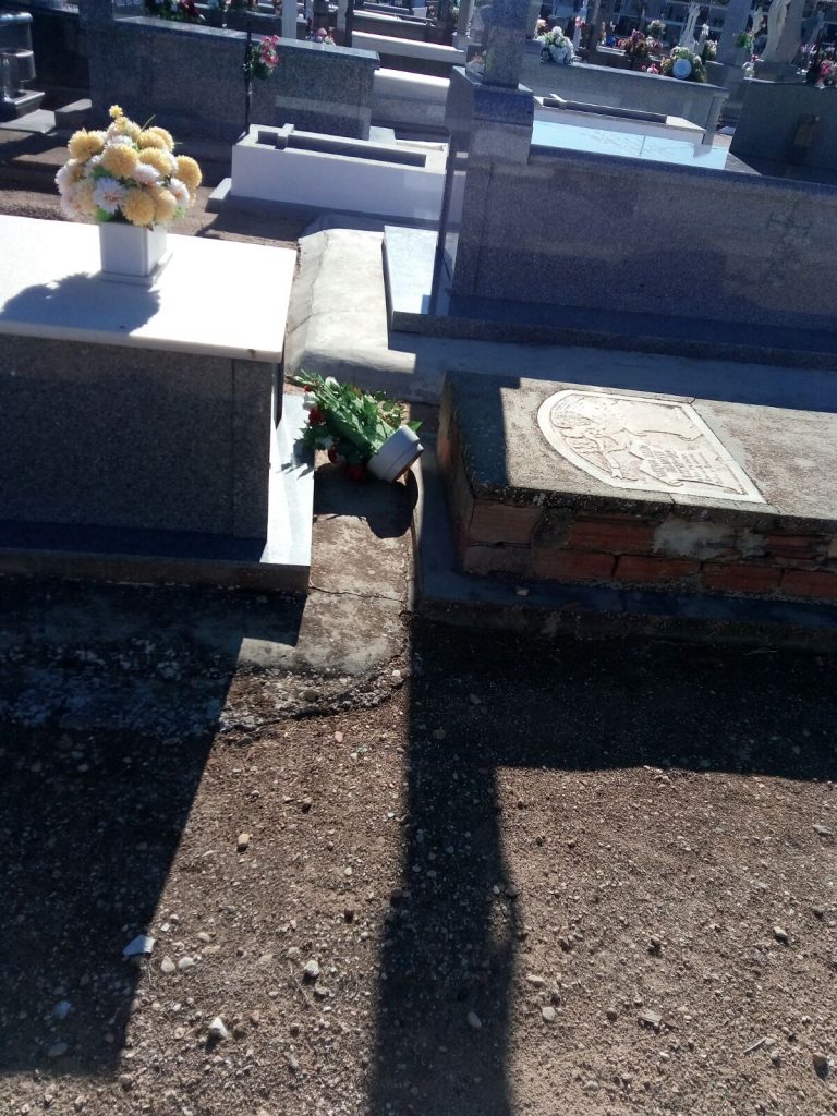 El viento produce daños en centros, ramos de flores y jarrones en nuestro cementerio municipal