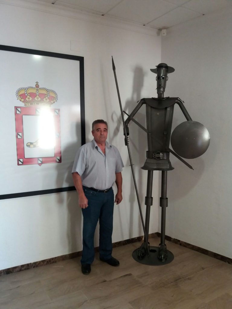 Agradecimiento a Tomás Villanueva Ponce por la donación de su «D. Quijote» a nuestro consistorio